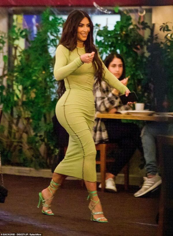 Kim Kardashian diện váy ôm sát đi ăn cùng chị gái
