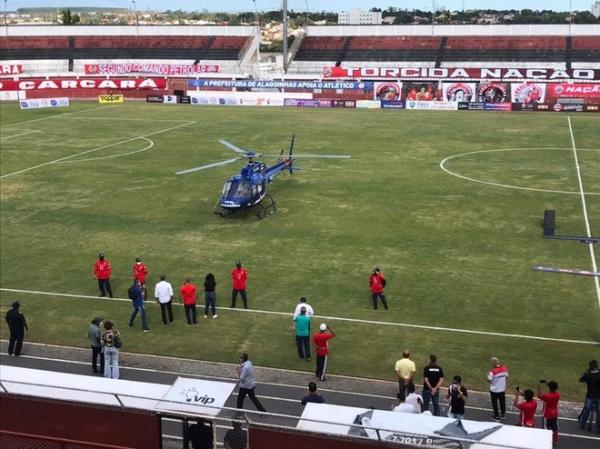 Cầu thủ rời sân để trực thăng hạ cánh