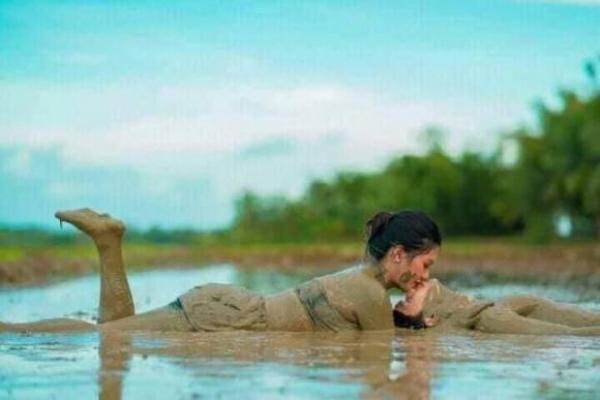 Cặp đôi thực hiện bộ ảnh cưới độc - lạ giữa ruộng ngập bùn