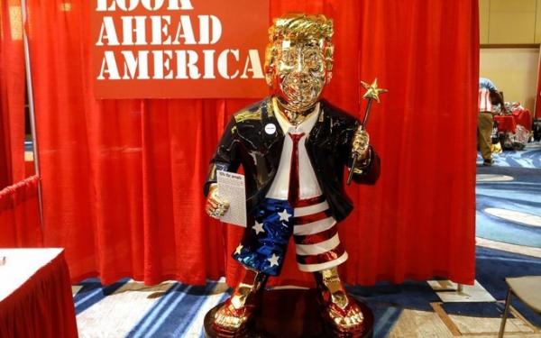 Tượng vàng Trump xuất hiện tại hội nghị bảo thủ