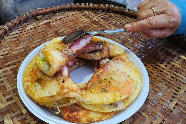 Đến Phú Yên nếm thử món bánh xèo hải sản với tôm, mực “độc, lạ”
