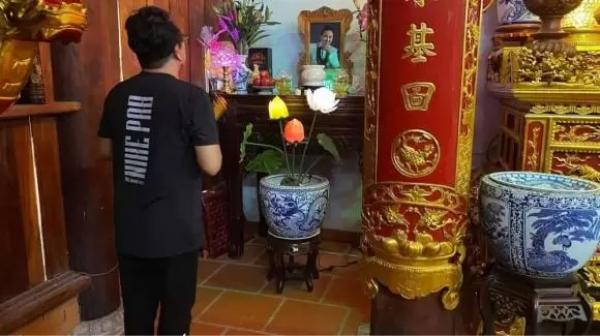Ngoài danh hài Chí Tài, Hoài Linh còn trang trọng lập bàn thờ NS Kim Ngọc ở đền Tổ 100 tỉ