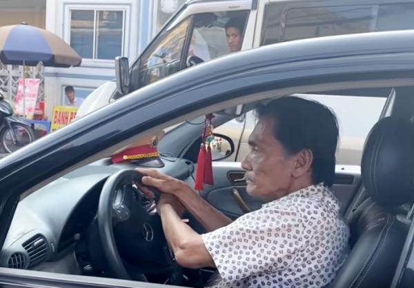 Nghệ sĩ Thương Tín tập lái xe trước khi về quê