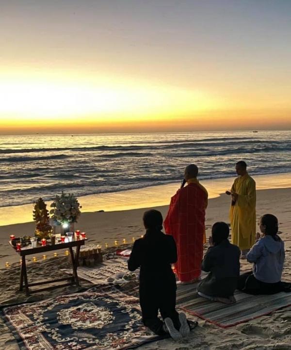 Gia đình và bạn gái diễn viên Hải Đăng làm lễ cúng bên bãi biển