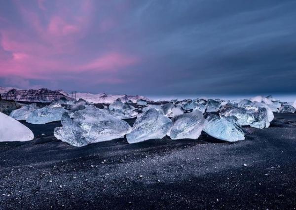Stunning beauty of “diamond beach” in Iceland