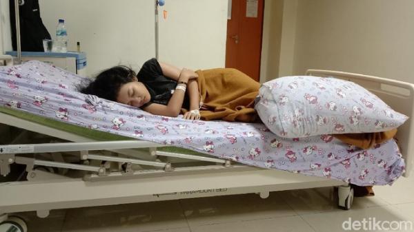 Cô gái Indonesia mắc hội chứng hiếm, có thể ngủ liền 13 ngày