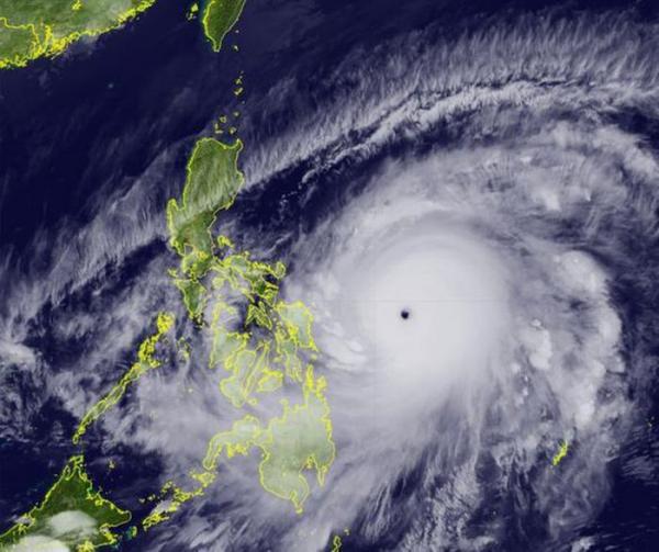 Siêu bão Surigae tăng lên cấp 17, có thể sẽ ảnh hưởng trực tiếp tới Biển Đông