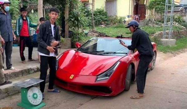 ‘Đại gia’ Quảng Ninh lái Ferrari 488 GTB ‘Made in Việt Nam’ đi bán dưa hấu với giá 1000đ/kg