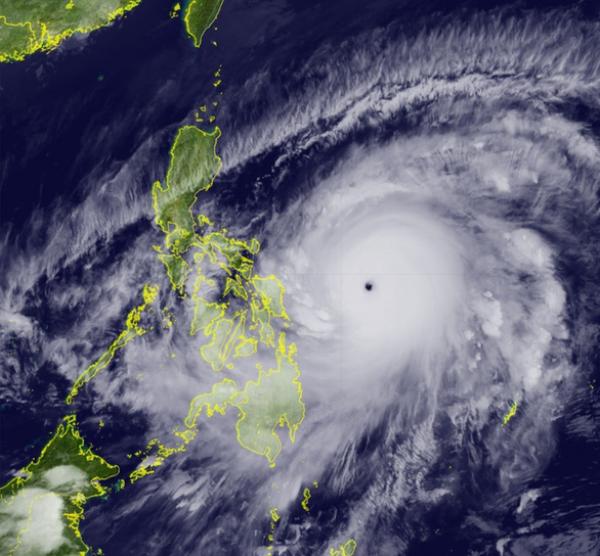 Ứng phó với siêu bão Surigae giật cấp 17 trên biển Đông