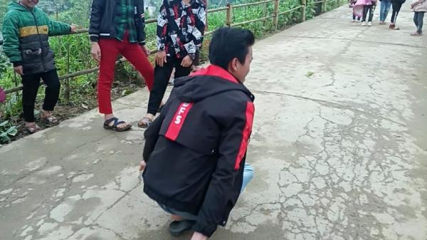 Khát khao đến trường của cậu bé dân tộc Mông bị liệt 2 chân