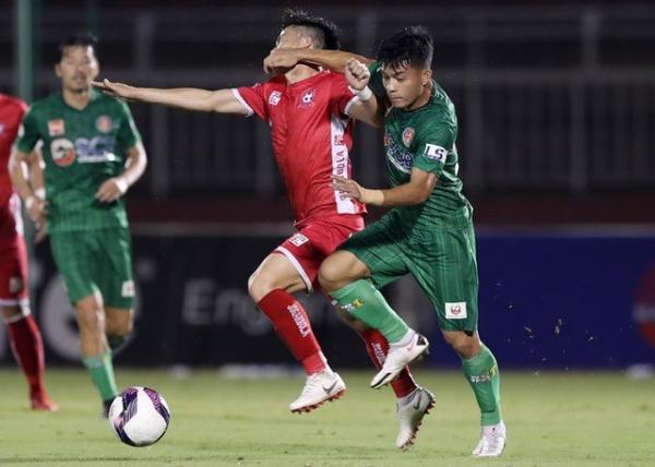 Giật cùi chỏ thô bạo, cựu tuyển thủ U23 Việt Nam nhận cái kết đắng