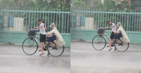 Nhường áo mưa cho em trai, cô bé tiểu học loay hoay với chiếc xe đạp giữa trời tầm tã mưa gây xúc động