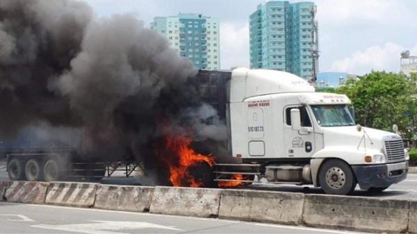 Xe container cháy ngùn ngụt trên xa lộ Hà Nội, tài xế thoát nạn