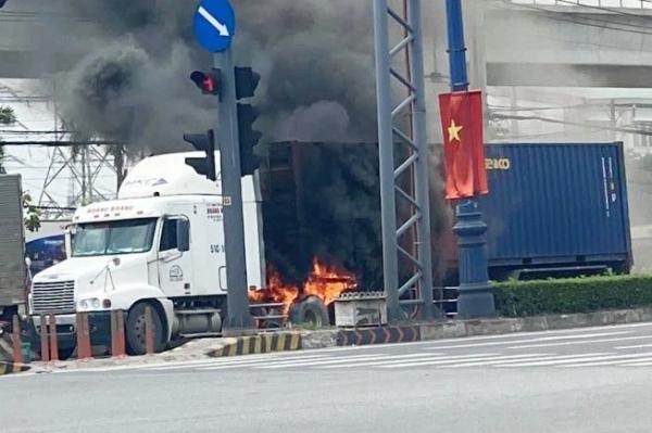 TP.HCM: Xe container cháy kinh hoàng, Xa lộ Hà Nội ùn tắc hơn 3km