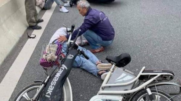 Va chạm với xe máy ở cầu Tân Vũ - Lạch Huyện, một người t‌ử von‌g