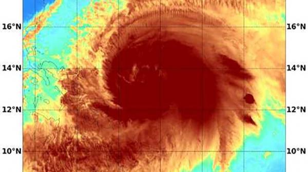 Siêu bão Surigae áp sát Biển Đông, gió mạnh 220 km/giờ, giật trên cấp 17