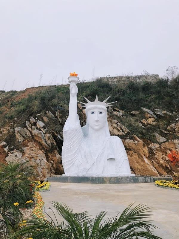 Lào Cai: Bức tượng Nữ thần Tự do “phiên bản đột biến” ở Sa Pa gây xôn xao, cơ quan chức năng nói gì?