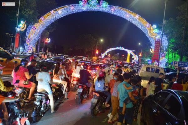 Hàng vạn người dân đi xem pháo hoa ngày Giỗ tổ Hùng Vương, đường phố ùn tắc nghiêm trọng
