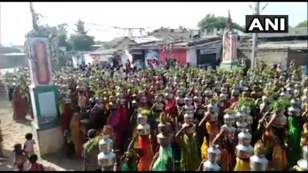 Hàng nghìn người Ấn Độ tụ tập cầu nguyện mong Covid-19 sớm kết thúc