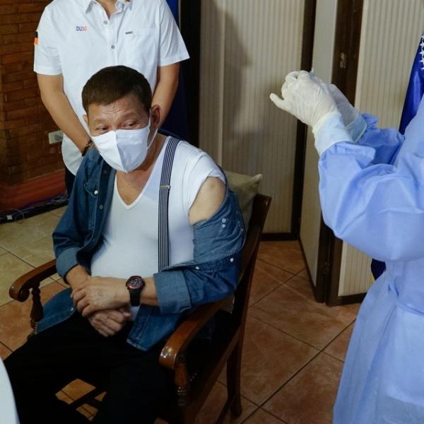 Tổng thống Philippines muốn trả lại vắc xin Covid-19 do Trung Quốc tặng