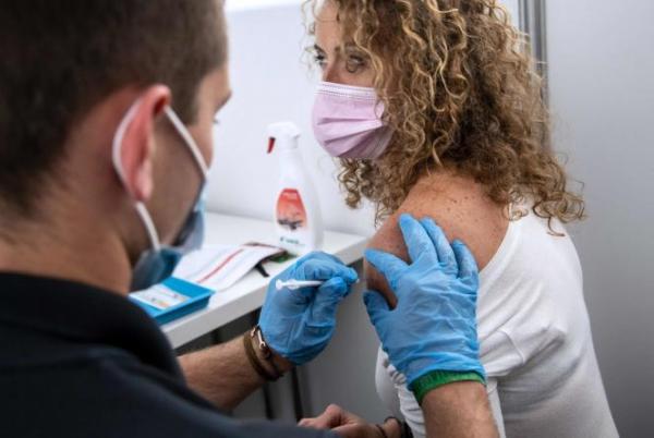 Pháp cho phép người trên 1‌8 tuổ‌i tiêm vaccine sớm để tránh lãng phí