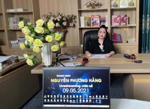 Bà Phương Hằng - vợ Dũng “lò vôi” tuyên bố đấu giá 27 cuốn sổ đỏ trị giá khoảng 600 tỷ ở khu Sóng Thần 2 để ủng hộ quỹ chống dịch