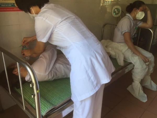 Nữ nhân viên y tế ở Bắc Ninh bị ngất khi đi lấy mẫu ở vùng dịch lớn