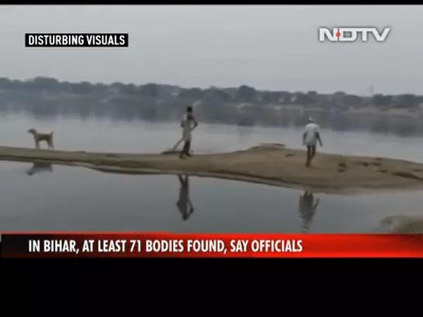 Clip sốc: th‌i th‌ể nạn nhân Covid-19 bị nhân viên xe cứu thương đẩy xuống sông Ấn Độ