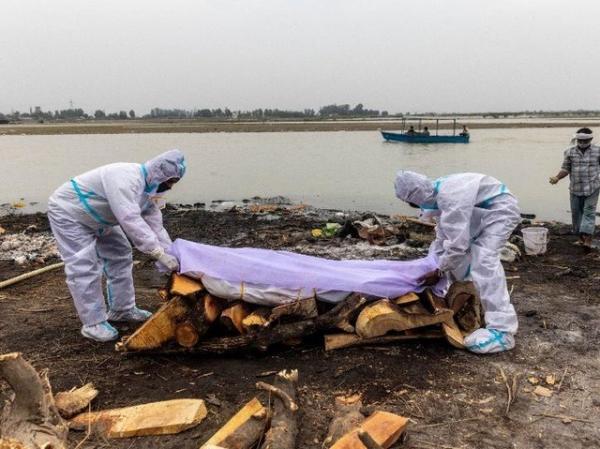 Gần 100 th‌i th‌ể trôi dạt, Ấn Độ cấp tập giăng lưới trên sông Hằng