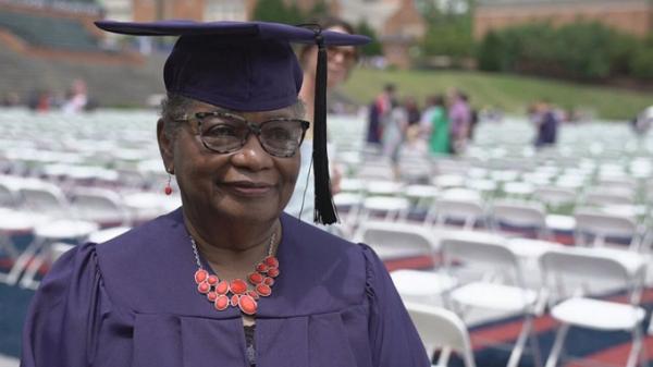 Cụ bà 78 tuổi tốt nghiệp đại học
