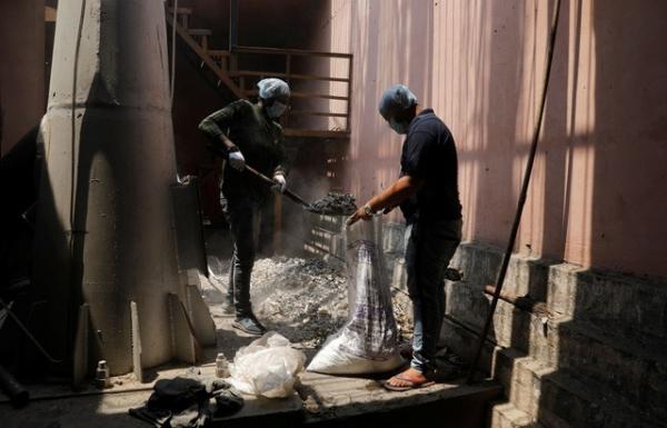 Ám ảnh những bao tải tro cốt vô thừa nhận trong lò hỏa táng ở Ấn Độ