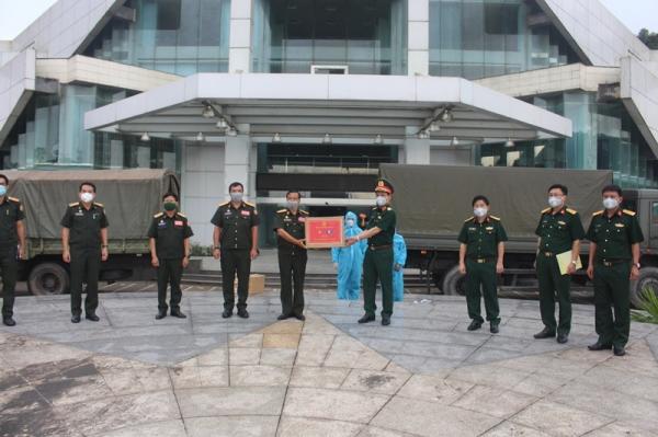Quân khu 4 hỗ trợ Lào vật tư y tế chống dịch Covid-19