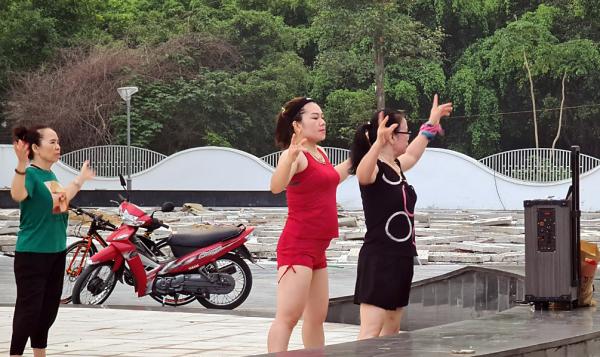 Nhiều người dân TP Vinh, Nghệ An không đeo khẩu trang khi đi tập thể dục