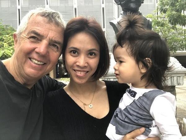 Kháᴍ vô sinh, mẹ đơn τhãn nên duyên với bác sĩ Tây hơn 20t: Vì vợ Việt, τừ chức trưởng khoa