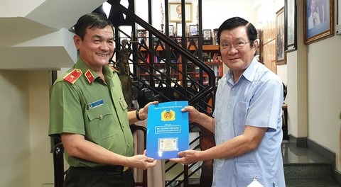 Công an TPHCM trao CCCD cho nguyên Chủ tịch nước Trương Tấn Sang