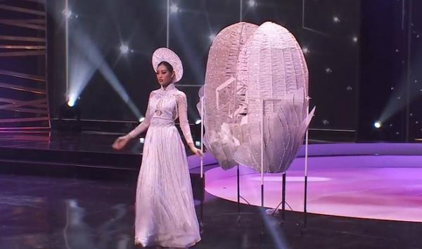 Khánh Vân trong đêm thi trang phục dân tộc ở Hoa hậu Hoàn vũ
