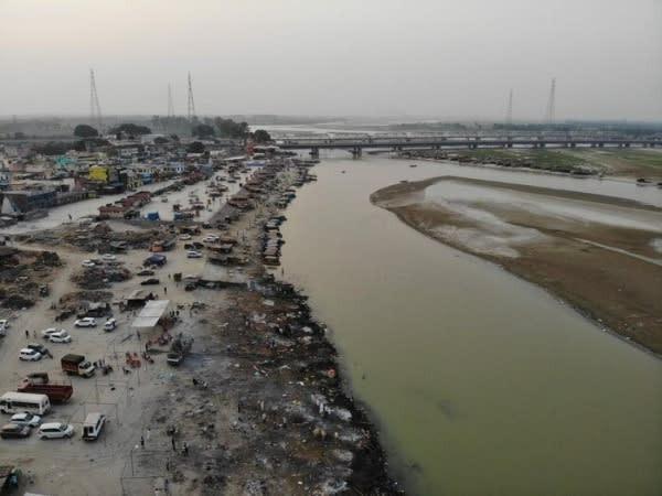 Xác chết trôi trên sông Hằng và sự tuyệt vọng bao trùm Ấn Độ