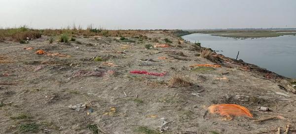 Ấn Độ: Mưa lớn để lộ hơn 2.000 th‌i th‌ể chôn vùi dưới cát bên bờ sông Hằng