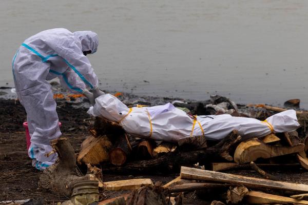 Ấn Độ thừa nhận th‌i th‌ể bị vứt trên sông Hằng là nạn nhân Covid-19