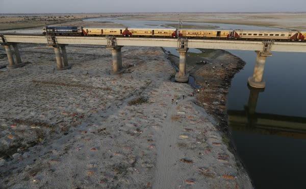 Tận thấy hàng loạt th‌i th‌ể bị vùi dưới cát ven sông Hằng ở Ấn Độ