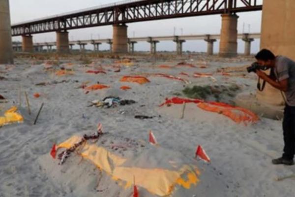 Ấn Độ: Cơn mưa lớn lộ nghĩa địa hàng chục xác chết bên bờ sông Hằng