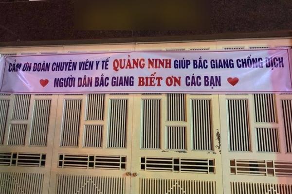 Người dân Bắc Giang treo băng rôn chào đón y bác sĩ Quảng Ninh