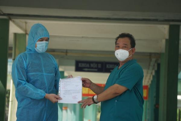 Bệnh nhân Covid-19 đầu tiên ở Đà Nẵng xuất viện; Quảng Bình dừng tiếp nhận người từ các tỉnh Bắc Ninh, Bắc Giang