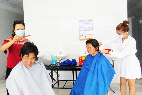 Nhóm cắt tóc thiện nguyện Nha Trang: Lan tỏa yêu thương