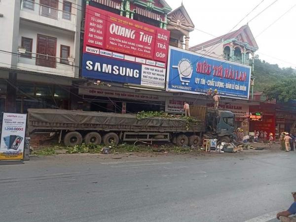 Đánh lái cứu sống 2 người sang đường ẩu ở Hà Giang, tài xế thẫn thờ khi biết thiệt hại gây ra gần 1 tỷ đồng