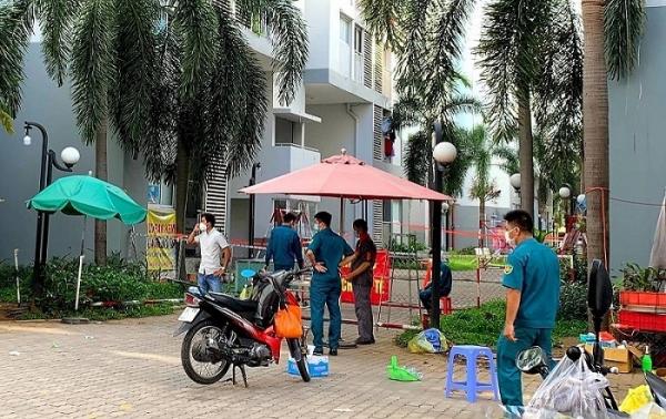 Chung cư nơi nhân viên sân bay Tân Sơn Nhất mắc Covid-19 lại bị phong tỏa
