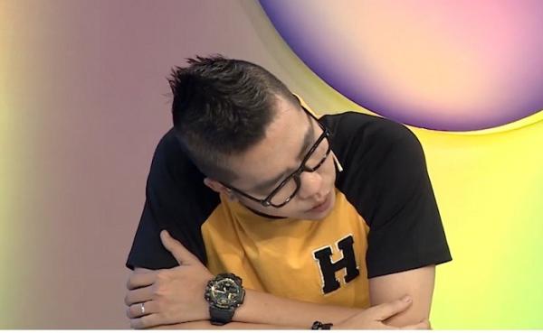 Hoàng Rapper: Dễ nghĩ quẩn khi cô đơn, ôm chân vợ khóc vì gặp áp lực