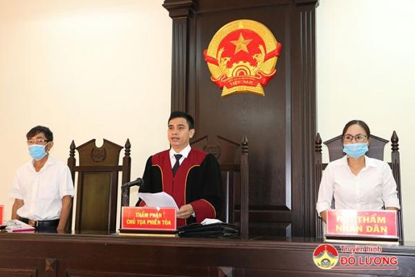 Tòa án nhân dân huyện Đô Lương mở phiên tòa xét xử tàng trữ trái phép chất m‌a tú‌y đối với Nguyễn Sỹ Tú Linh và Trần Đức Quý.
