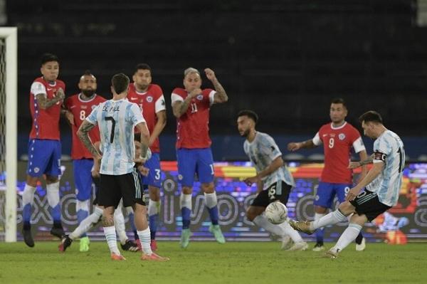 Copa America 2021: Messi “vẽ” siêu phẩm; Argentina vẫn bị Chile chia điểm