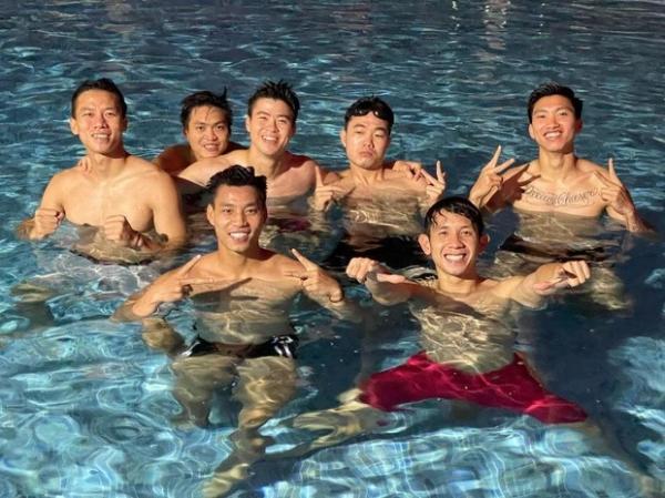 Bức ảnh quy tụ nhiều “chồng quốc dân” nhất Việt Nam, khiến netizen nằng nặc đòi làm chiếc hồ bơi
